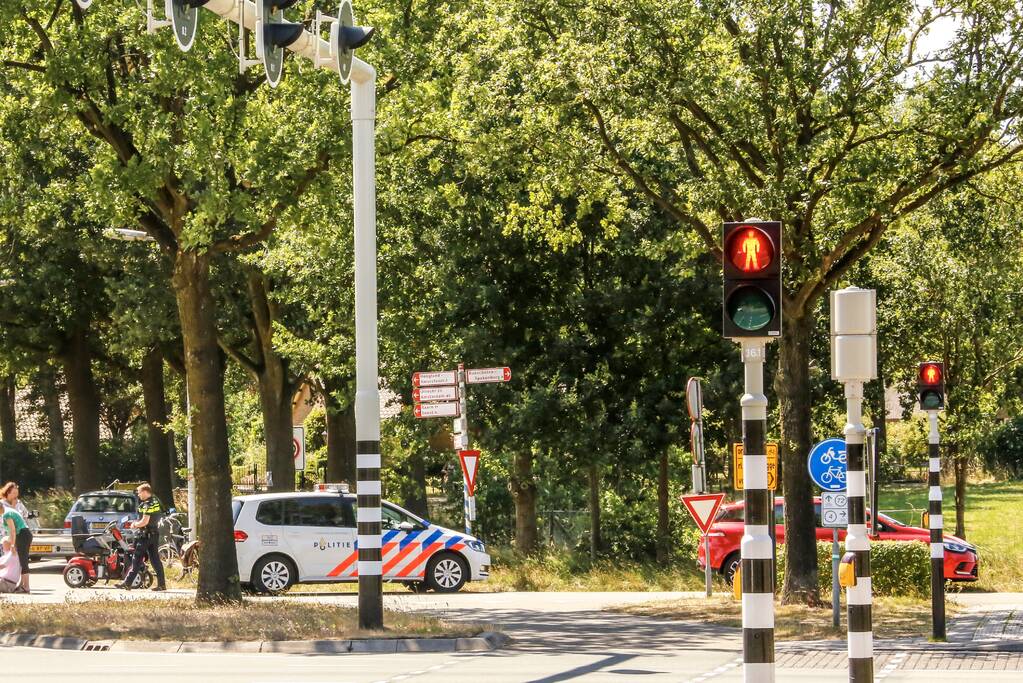 Scootmobielrijder gewond na aanrijding met auto met aanhanger