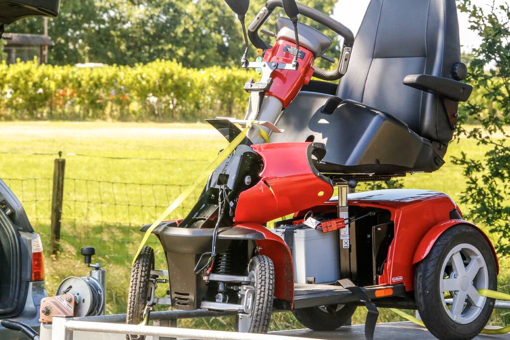 Scootmobielrijder gewond na aanrijding met auto met aanhanger