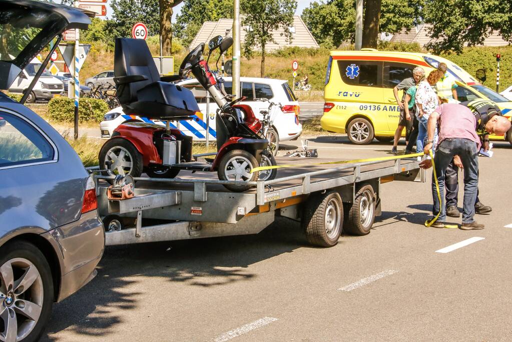 Scootmobielrijder gewond na aanrijding met auto met aanhanger