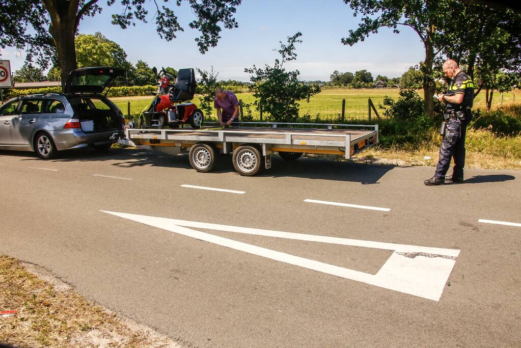 Scootmobielrijder gewond na aanrijding met auto met aanhanger