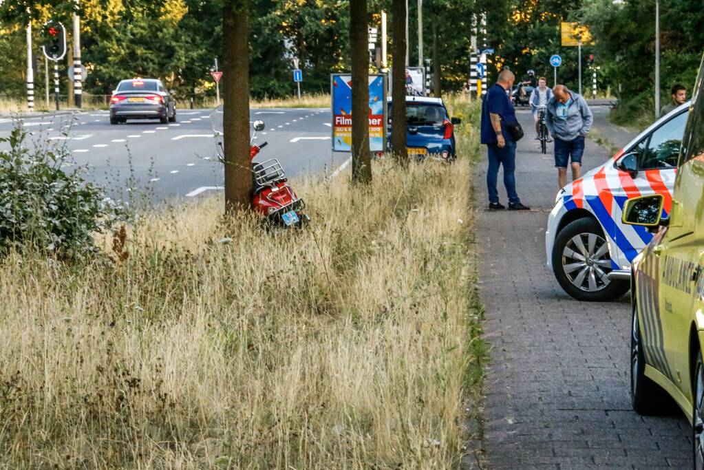 Scooterrijdster onderuit na loszittende tegels