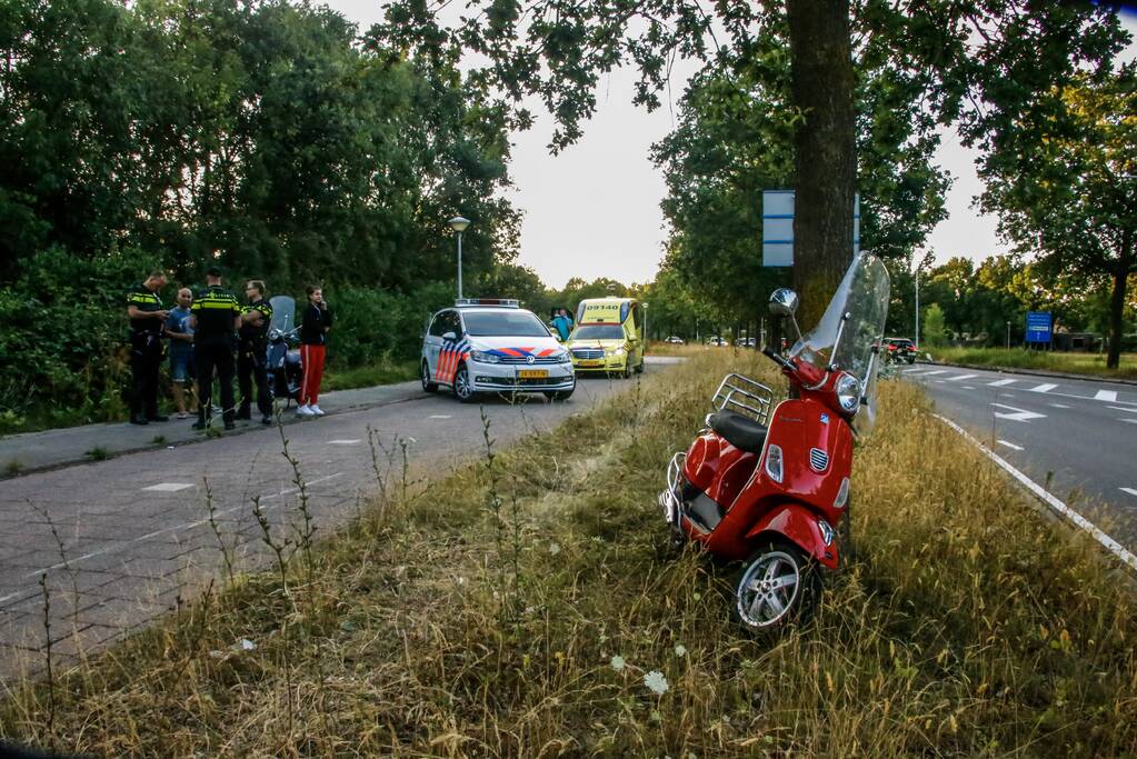 Scooterrijdster onderuit na loszittende tegels