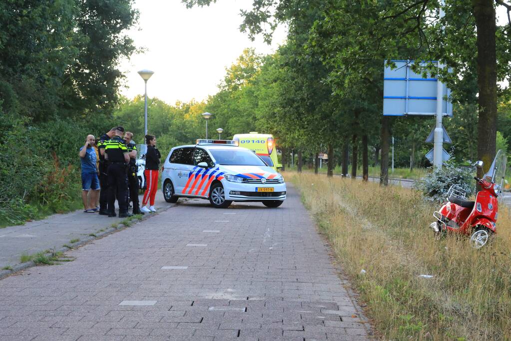 Scooterrijdster onderuit na loszittende tegels