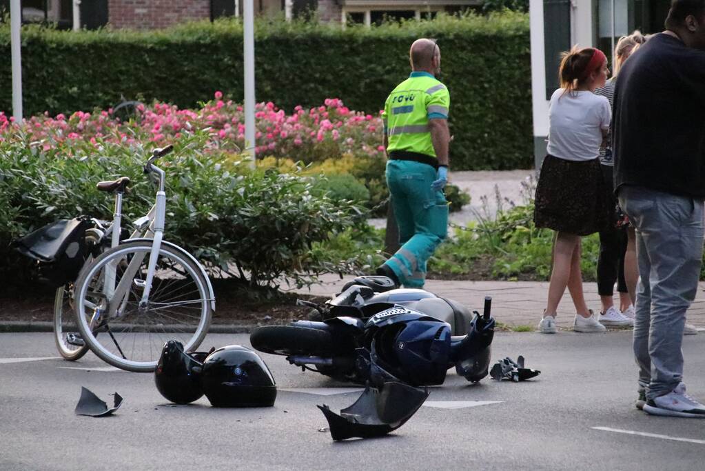 Scooter geschept door auto, twee gewonden