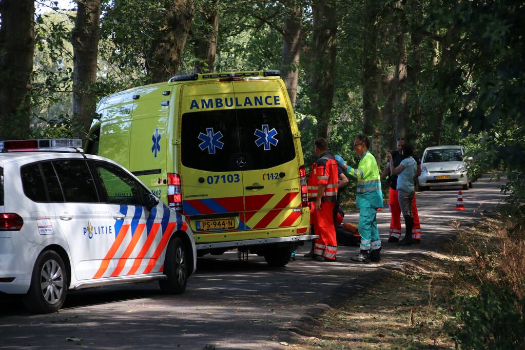 Vrouw zwaargewond na val van paard