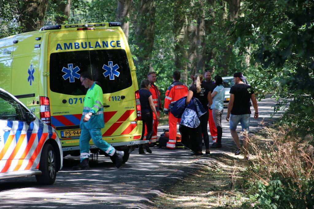 Vrouw zwaargewond na val van paard