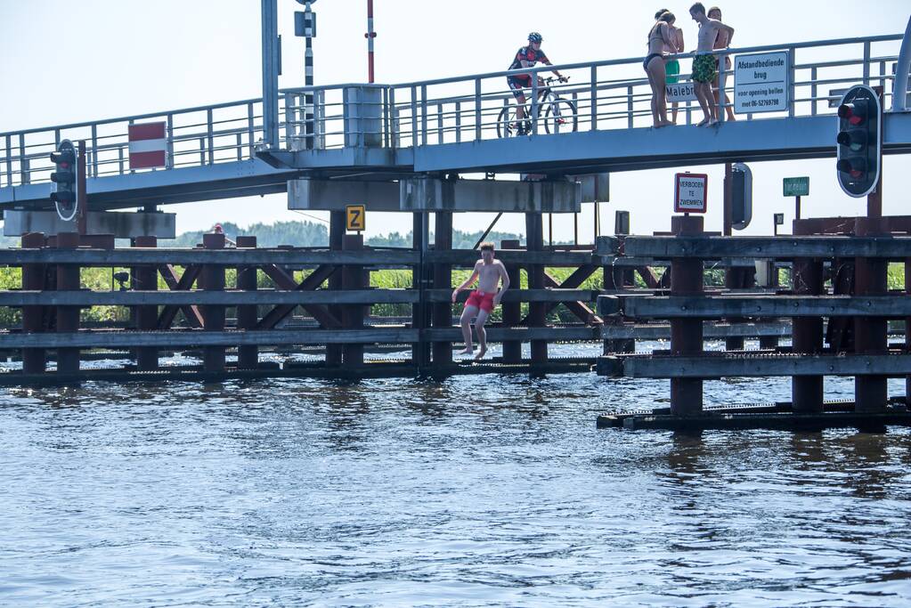 Jongeren goed ziek na plons in Eem