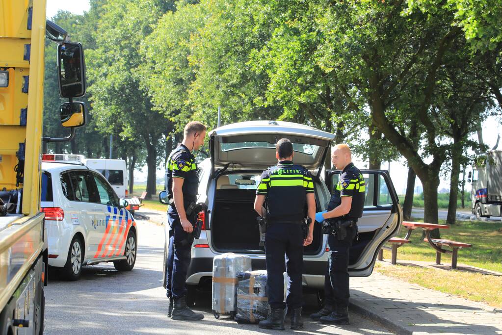 Gestolen auto aan de kant gezet en bestuurder aangehouden