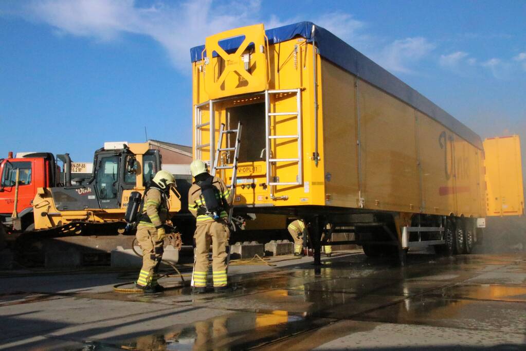 Trailer vol afval in de brand