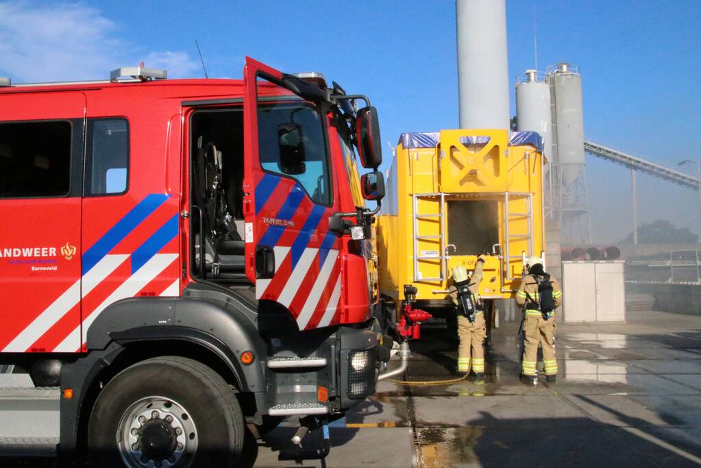 Trailer vol afval in de brand