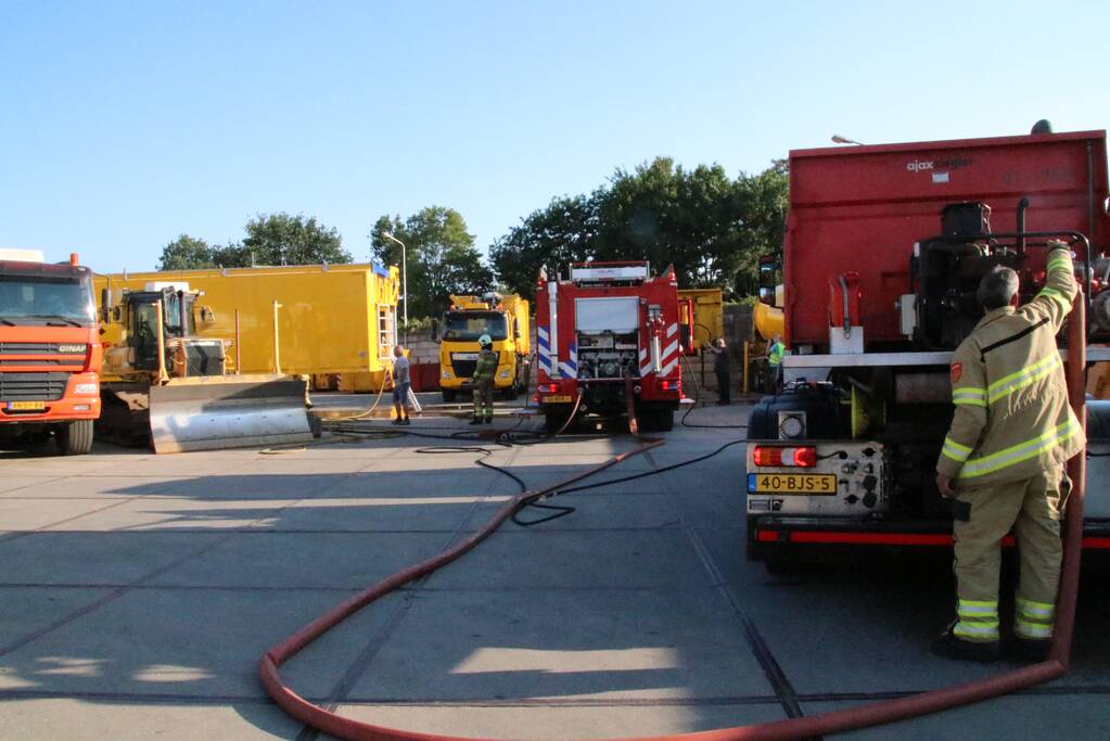 Trailer vol afval in de brand