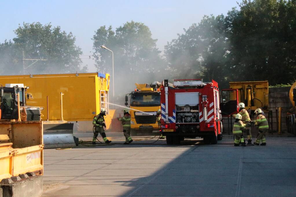 Trailer vol afval in de brand