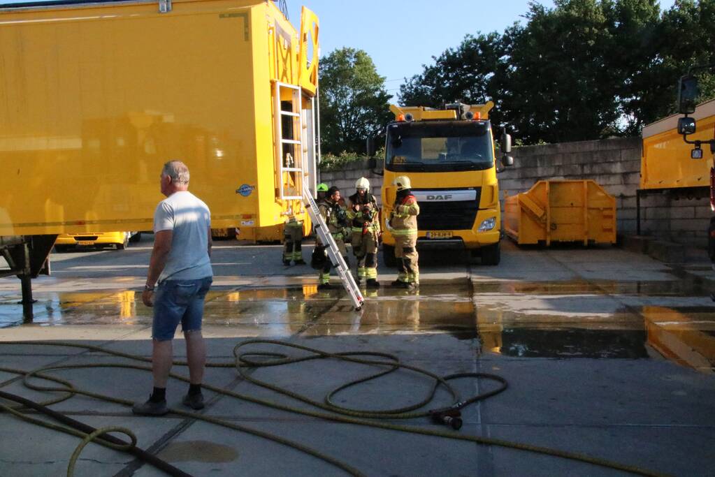 Trailer vol afval in de brand