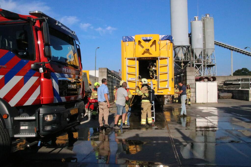 Trailer vol afval in de brand