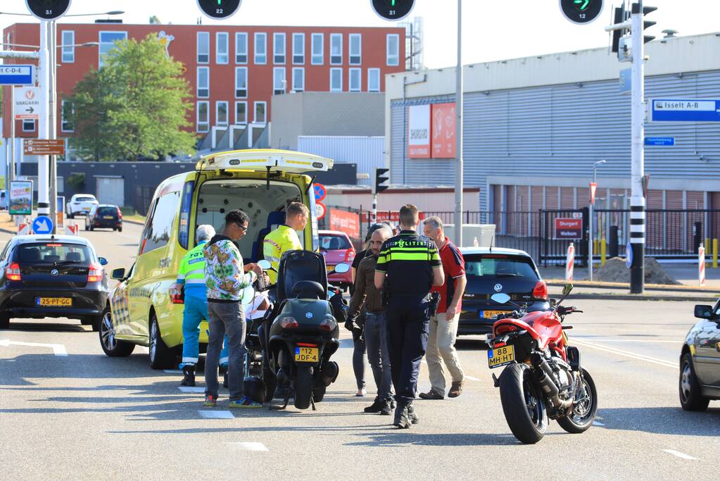 Motorrijder hard onderuit