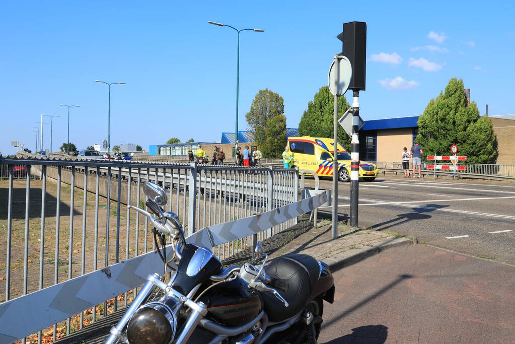 Motorrijder hard onderuit