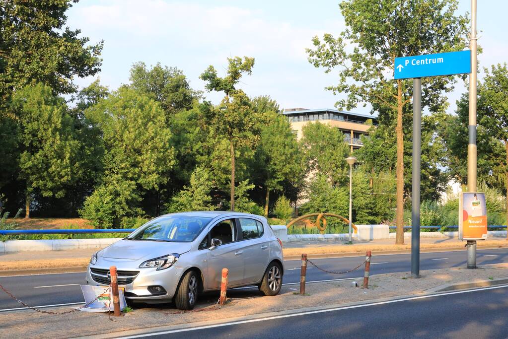 Automobilist ramt reclamebord en paaltjes