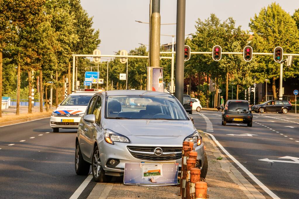 Automobilist ramt reclamebord en paaltjes