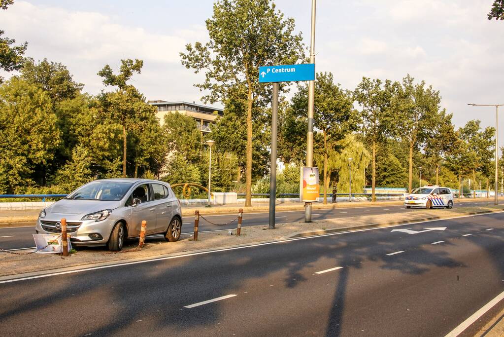 Automobilist ramt reclamebord en paaltjes