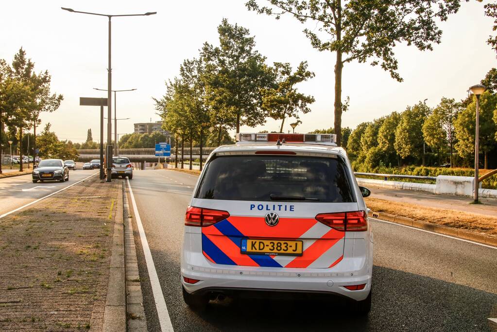 Automobilist ramt reclamebord en paaltjes