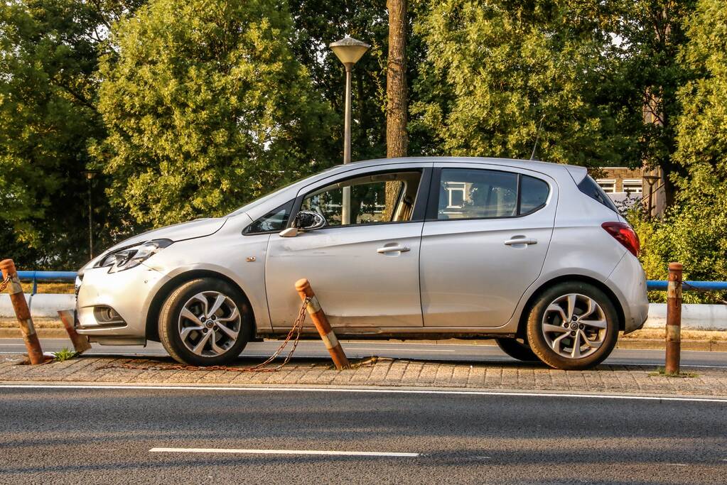 Automobilist ramt reclamebord en paaltjes