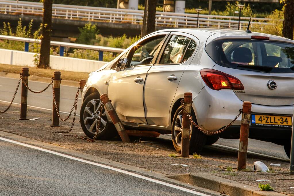 Automobilist ramt reclamebord en paaltjes