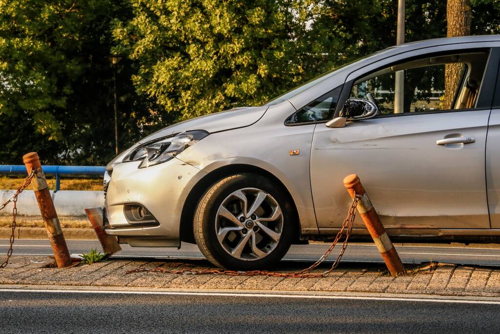 Automobilist ramt reclamebord en paaltjes