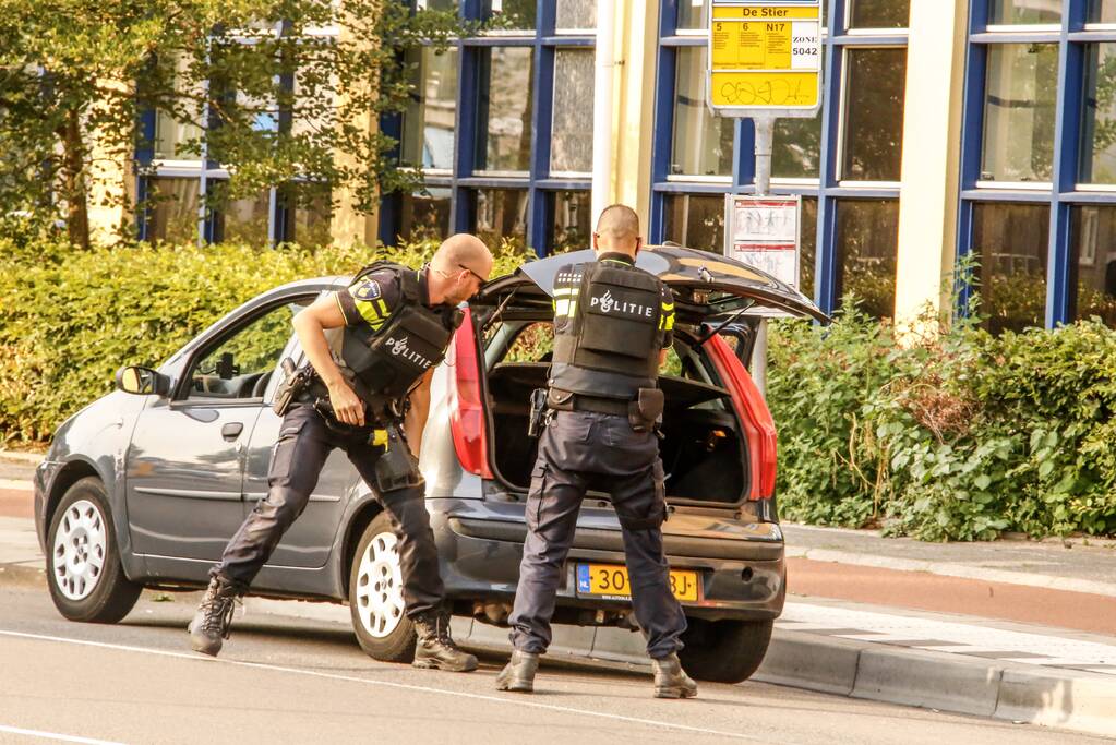 Twee aanhoudingen na mogelijk wapen in auto