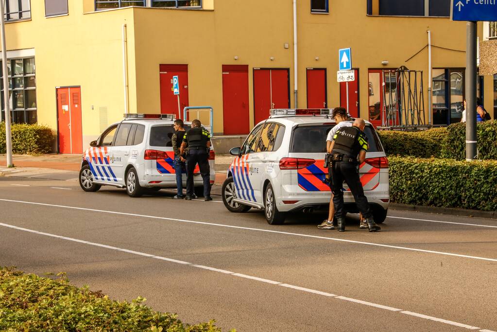 Twee aanhoudingen na mogelijk wapen in auto