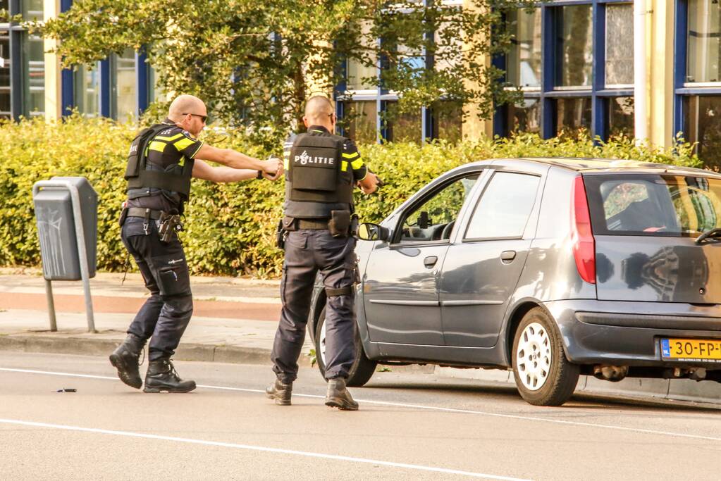 Twee aanhoudingen na mogelijk wapen in auto