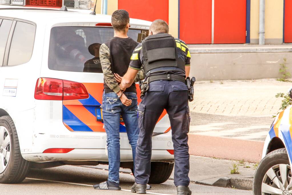 Twee aanhoudingen na mogelijk wapen in auto