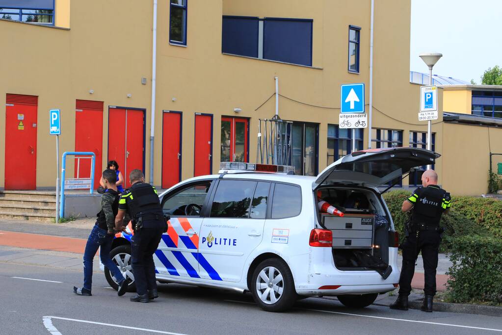 Twee aanhoudingen na mogelijk wapen in auto