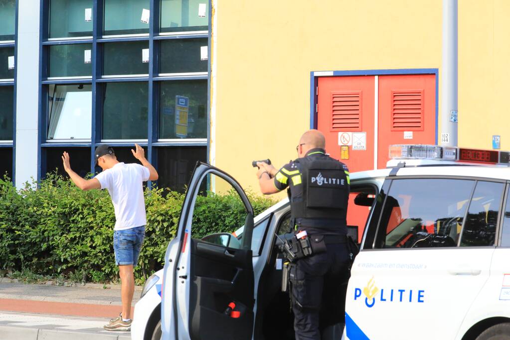 Twee aanhoudingen na mogelijk wapen in auto