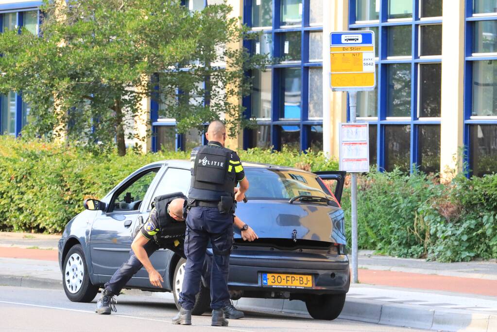 Twee aanhoudingen na mogelijk wapen in auto