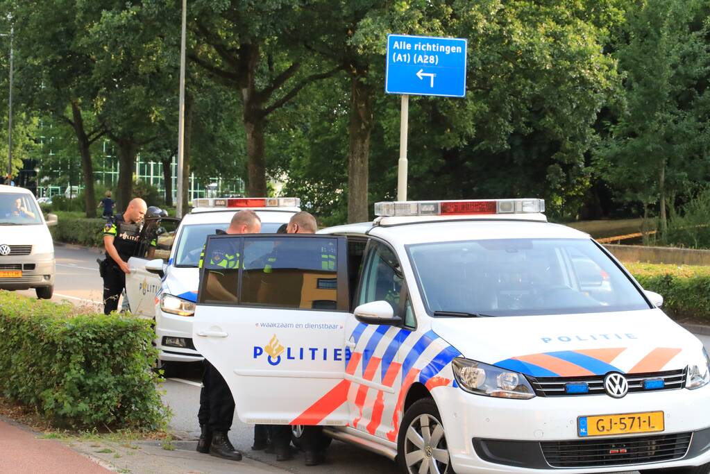 Twee aanhoudingen na mogelijk wapen in auto