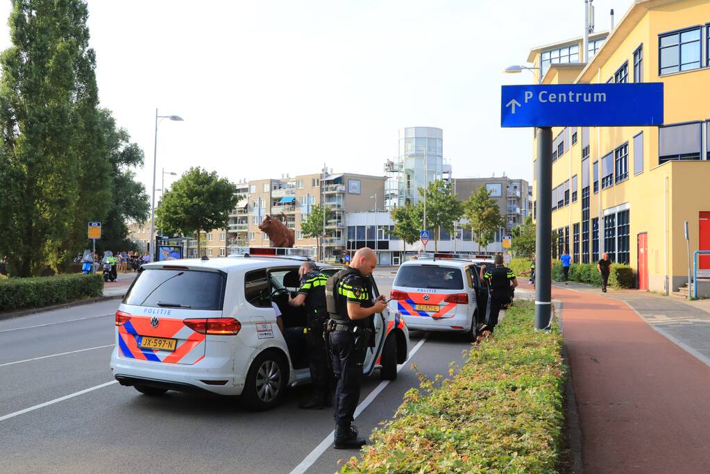 Twee aanhoudingen na mogelijk wapen in auto