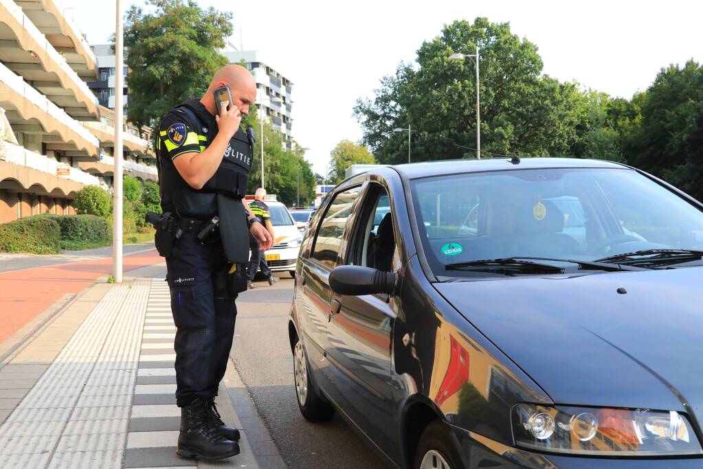 Twee aanhoudingen na mogelijk wapen in auto