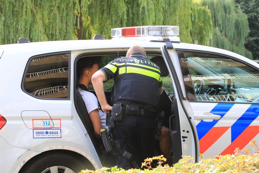 Twee aanhoudingen na mogelijk wapen in auto