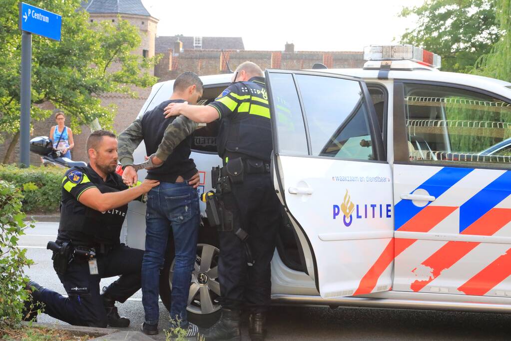 Twee aanhoudingen na mogelijk wapen in auto