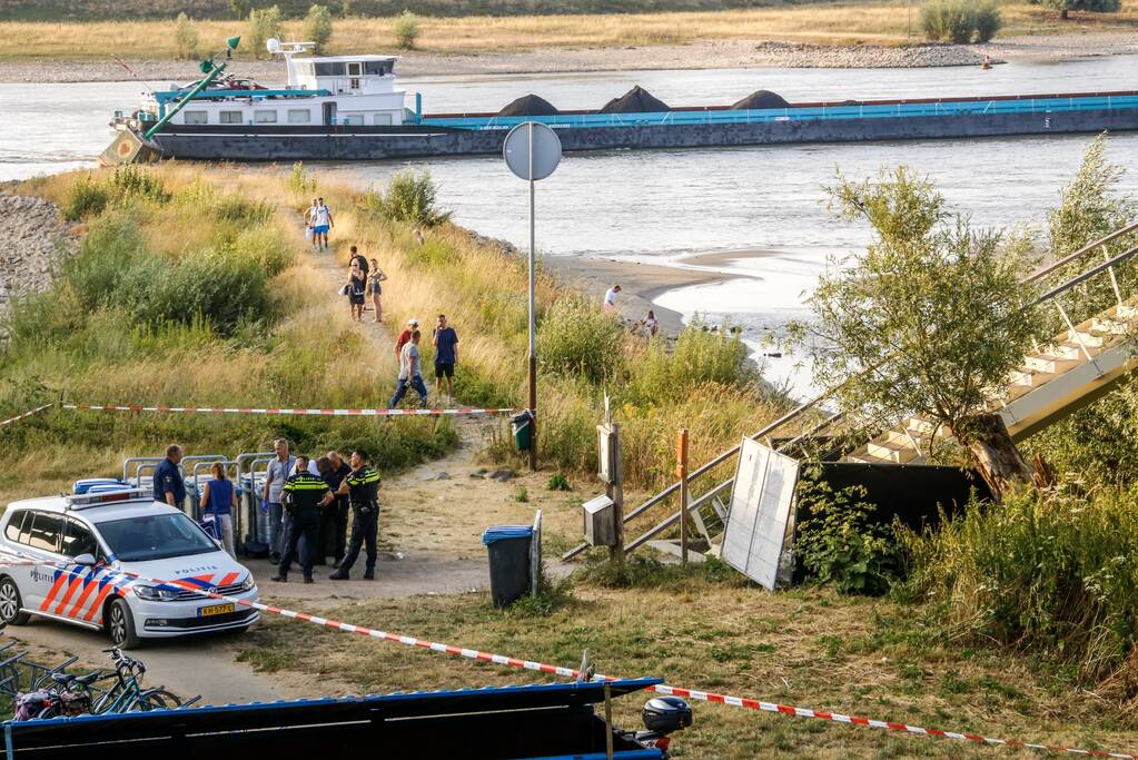 Stoffelijk overschot aangetroffen onder wandelbrug