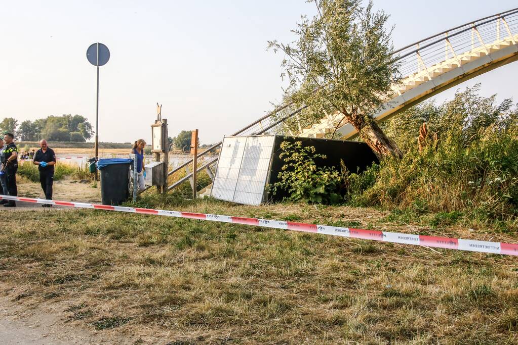 Stoffelijk overschot aangetroffen onder wandelbrug