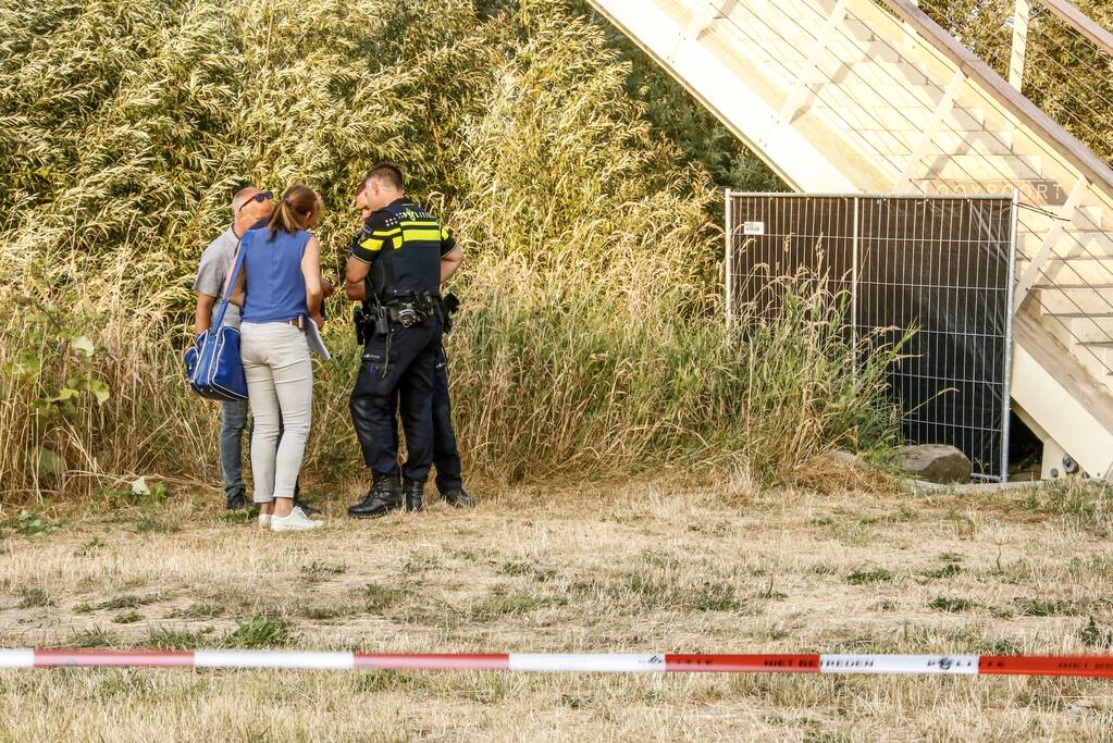 Stoffelijk overschot aangetroffen onder wandelbrug