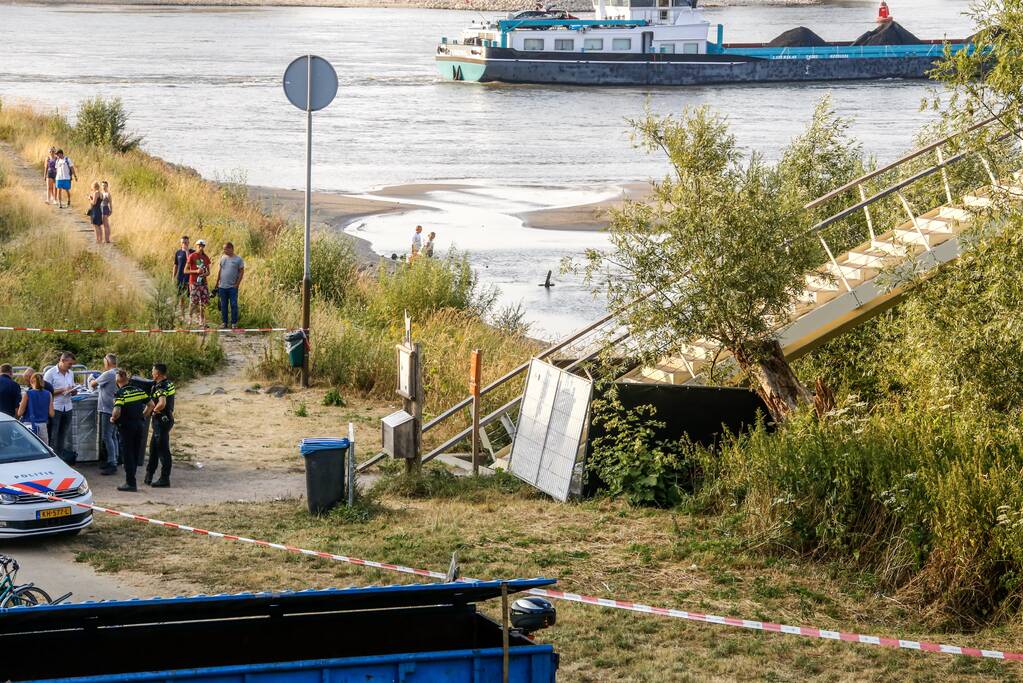 Stoffelijk overschot aangetroffen onder wandelbrug