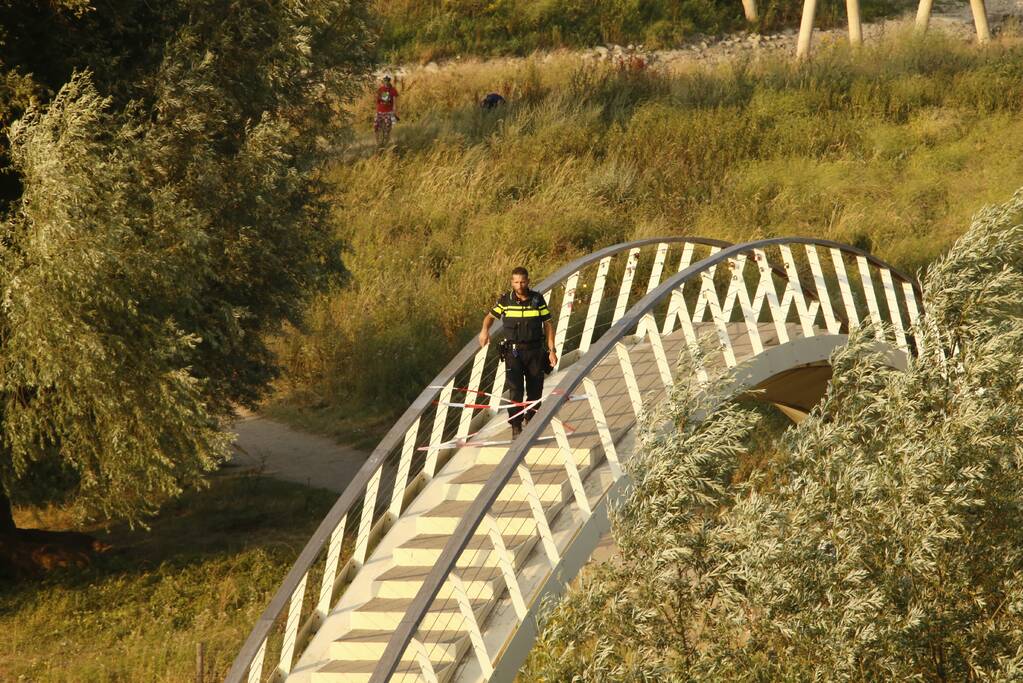 Stoffelijk overschot aangetroffen onder wandelbrug