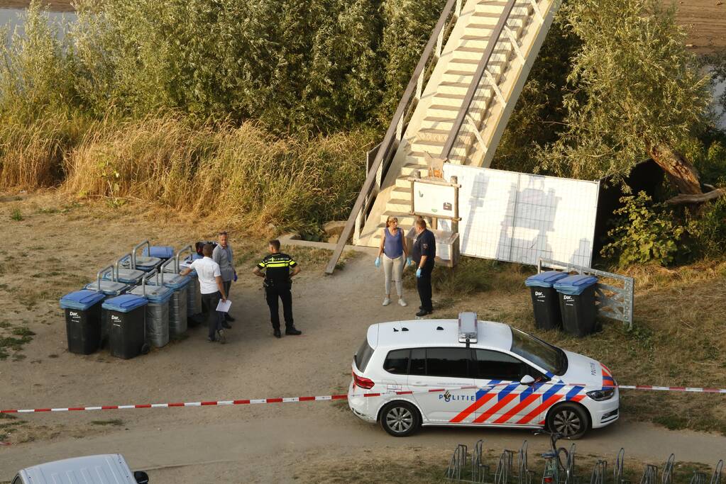 Stoffelijk overschot aangetroffen onder wandelbrug