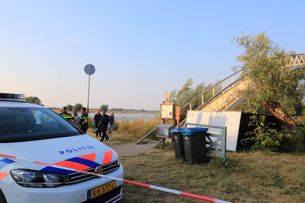 Stoffelijk overschot aangetroffen onder wandelbrug