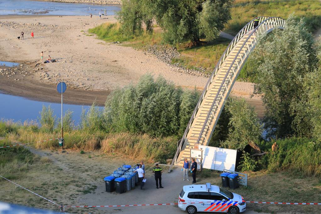 Stoffelijk overschot aangetroffen onder wandelbrug