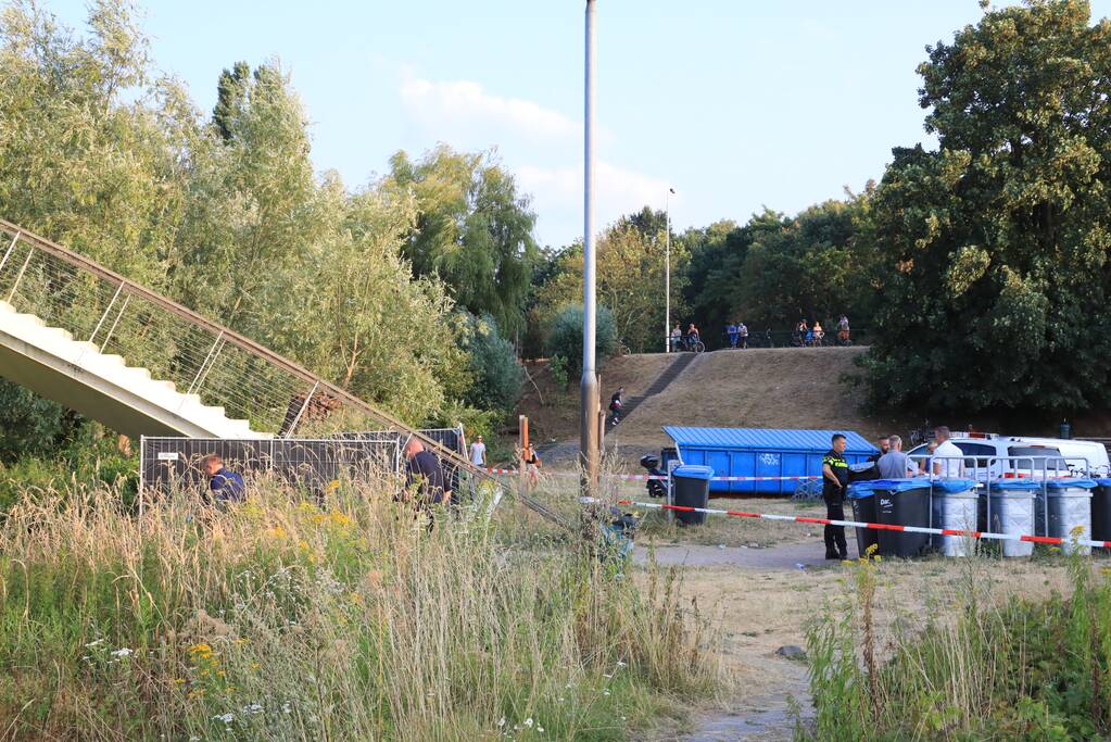 Stoffelijk overschot aangetroffen onder wandelbrug