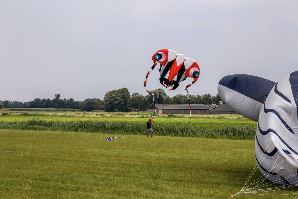 Mega-kites opgelaten boven Vathorst