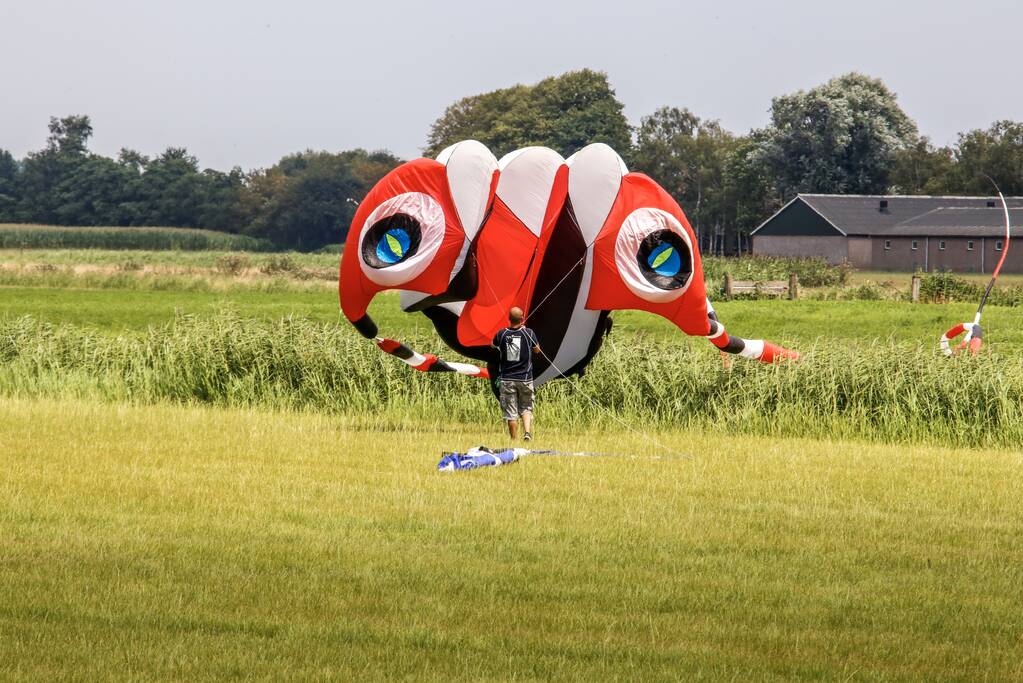 Mega-kites opgelaten boven Vathorst